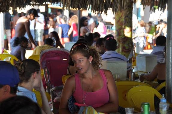 Ana e Carol de bate-papo em barraca da Praia do Caju, em Palmas - TO